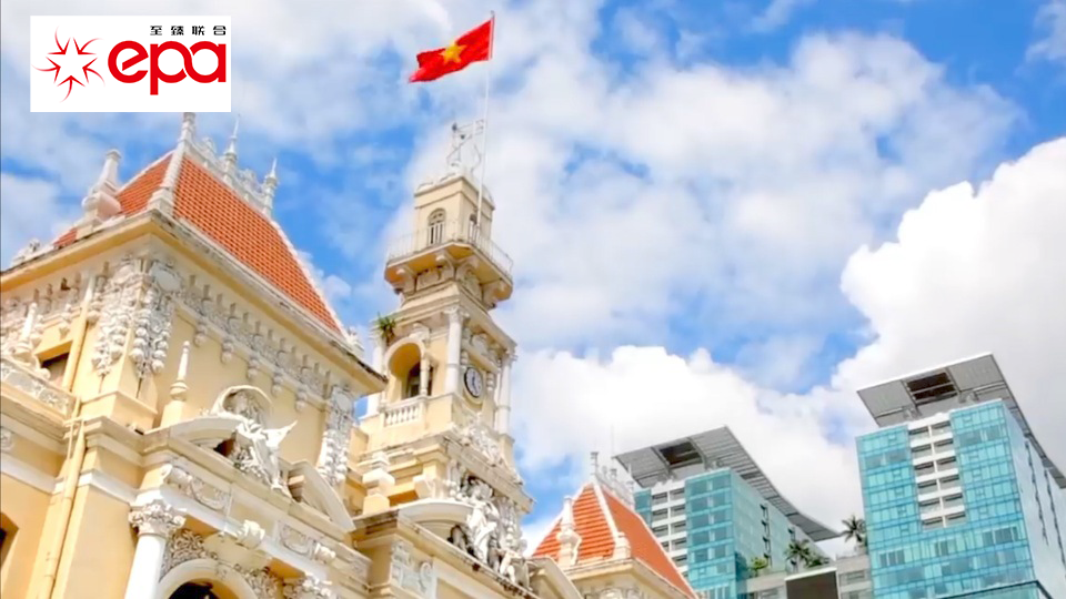 越南国旗和标志性建筑，现代化城市办公楼